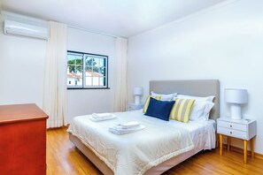 4 bedrooms, iron/ironing board, Internet, bed sheets