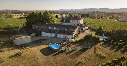 cottage 8 people 4 bedrooms 3 stars in a farmhouse surrounded by vineyards