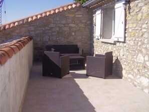 Terrace/patio - cottage 8 people 4 bedrooms 3 stars in a farmhouse surrounded by vineyards (Saint-Hilaire-De-Brethmas)