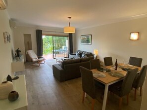 Smart-TV, Tischfußball, Stereoanlage