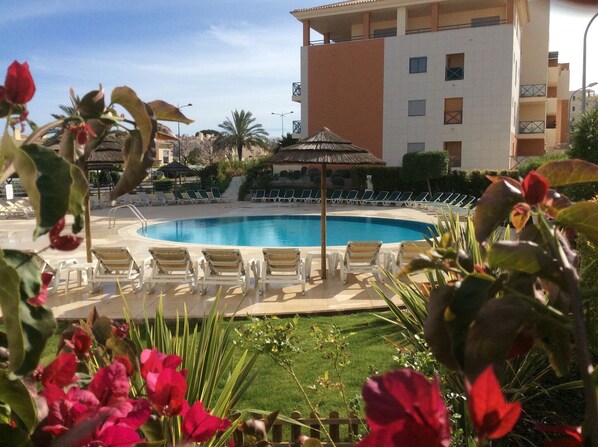 Outdoor pool, sun loungers - Modern Spacious Poolside, Ground-floor apartment in Corcovada Albufeira (Albufeira)