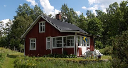 Mysig välutrustad stuga nära naturen