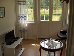 TV, fireplace, DVD player - Cosy well-equipped cottage close to nature (Broaryd)