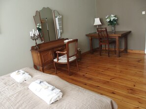 4 slaapkamers, een bureau, een strijkplank/strijkijzer, wifi