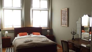 4 bedrooms, desk, iron/ironing board, WiFi