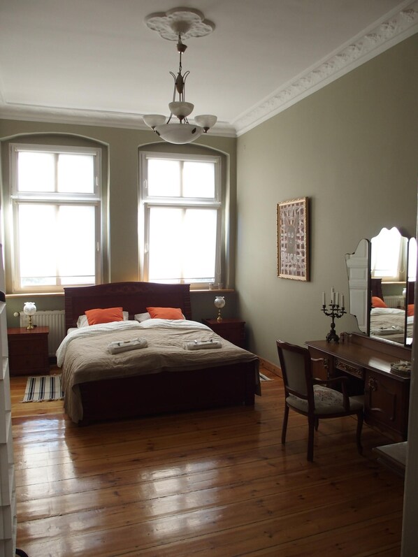 4 bedrooms, desk, iron/ironing board, WiFi