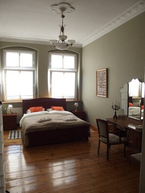 4 bedrooms, desk, iron/ironing board, WiFi - Refined flat 150m2 in Central Poznan on trendy Jezyce district (Poznan)