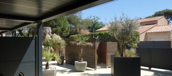 Large Studio (26m2) with large terrace (17m2) 50m from the sea and beach. 