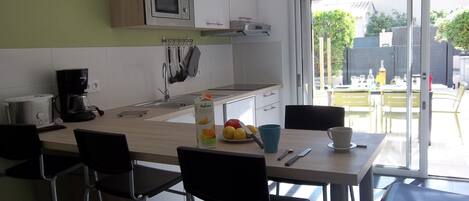 冷蔵庫、電子レンジ、オーブン、コンロ