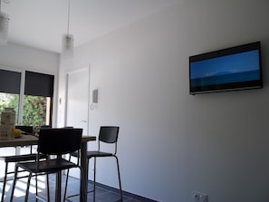 Dining - Large Studio (26m2) with large terrace (17m2) 50m from the sea and beach.  (Hyères)