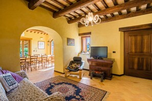 TV, fireplace - Villa Linda with splendid view and swimming pool in the Marche countryside, 30 minutes from the sea (San Lorenzo in Campo)