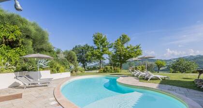 Villa Linda mit Pool und herrliche Aussicht auf dem Lande der Region Marken, 30 Minuten vom Meer
