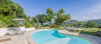 Villa Linda with splendid view and swimming pool in the Marche countryside, 30 minutes from the sea
