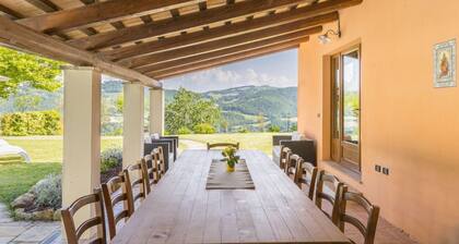 Villa Linda with splendid view and swimming pool in the Marche countryside, 30 minutes from the sea