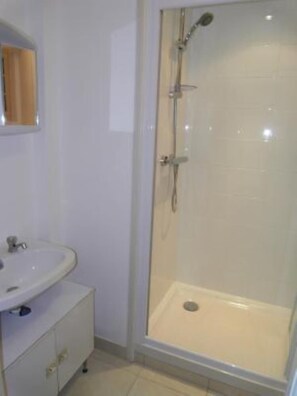 Banyera, assecador de cabells, bidet i tovalloles