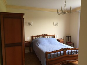 5 chambres, fer et planche à repasser, lit parapluie, Wi-Fi gratuit