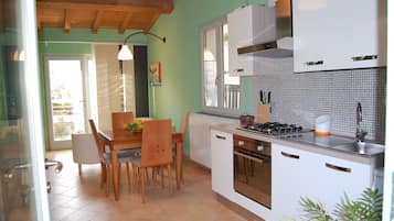 Køleskab, ovn, kogeplade, køkkentøj/tallerkener/redskaber