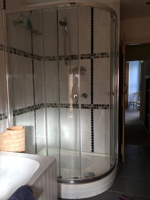 Bathtub, hair dryer, towels, soap - North Devon detatched holiday cottage  (Hele Bay)