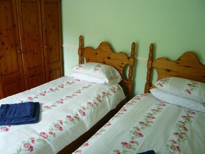 3 bedrooms, iron/ironing board, free WiFi, bed sheets - North Devon detatched holiday cottage  (Hele Bay)