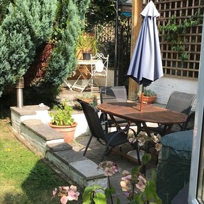 Outdoor dining - North Devon detatched holiday cottage  (Hele Bay)