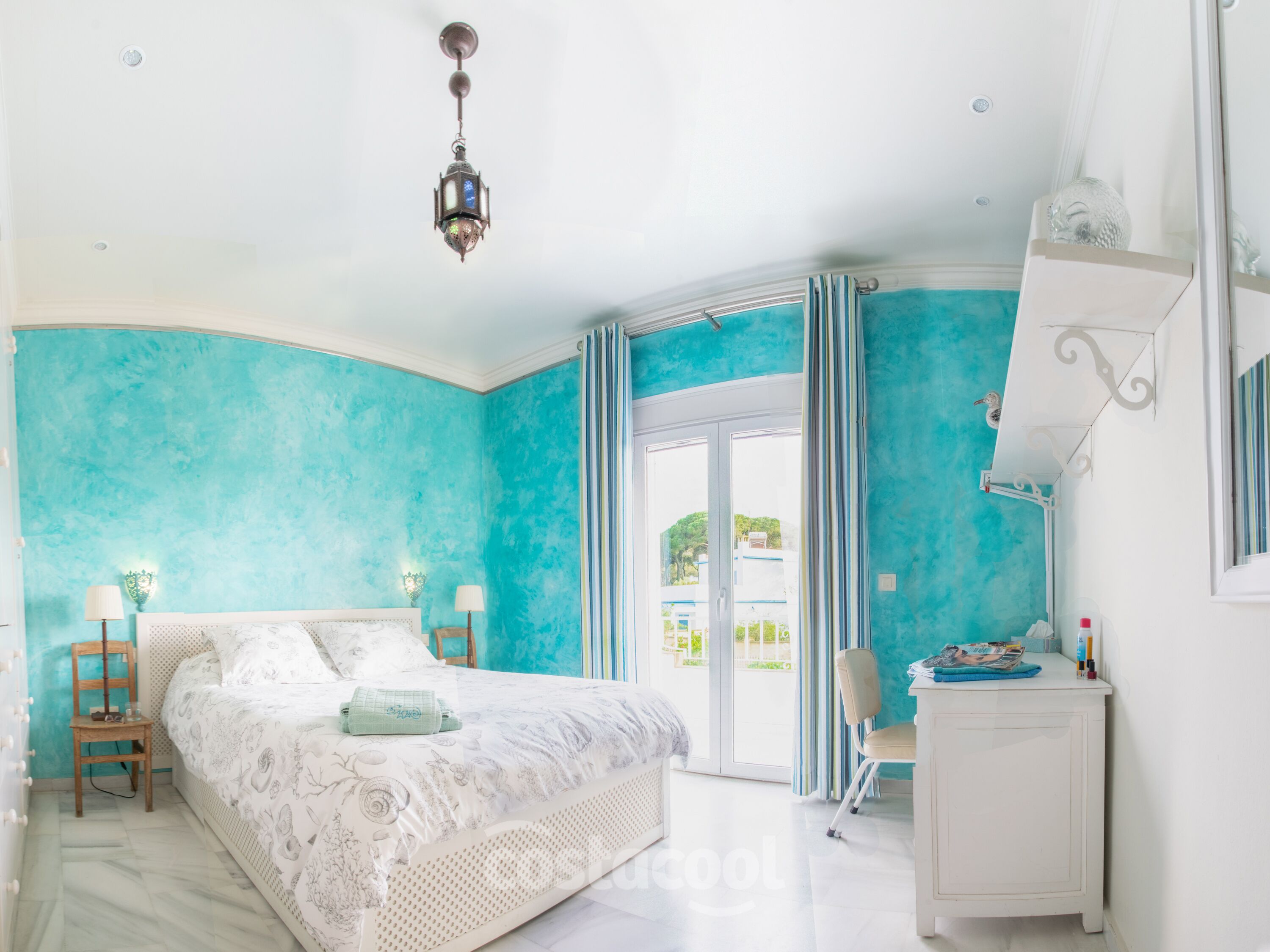 5 chambres, coffres-forts dans les chambres, bureau