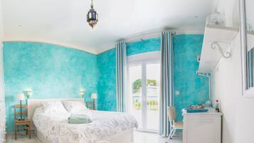 5 chambres, coffres-forts dans les chambres, bureau