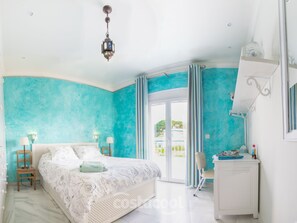 5 Schlafzimmer, Zimmersafe, Schreibtisch, Bügeleisen/Bügelbrett