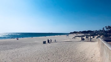 Playa en los alrededores y toallas de playa