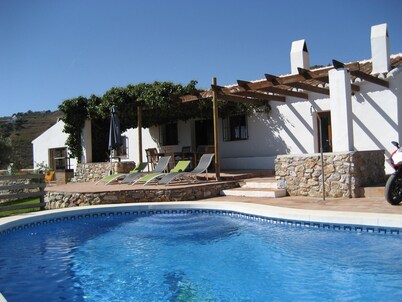 Spacious 4 Bed villa & pool with fantastic views!!