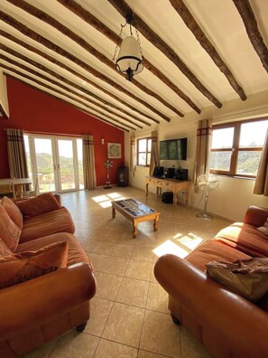 Smart-tv, boeken en een stereo