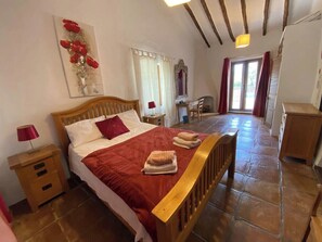 4 slaapkamers, een kluis op de kamer, een bureau