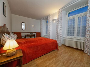 2 bedrooms, iron/ironing board, travel cot, free WiFi