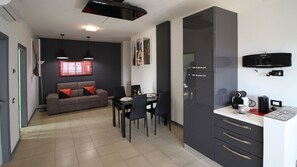 Una televisión, un reproductor estéreo