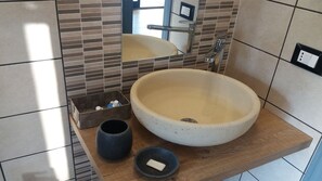 シャワー、ヘアドライヤー、ビデ、タオル