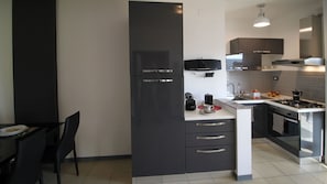 Réfrigérateur, four, plaque de cuisson, cafetière/bouilloire