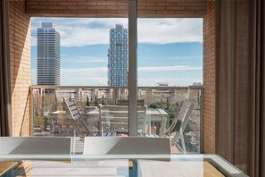 Dining - Sea view with terrace and communal swimming pool (Barcelona)
