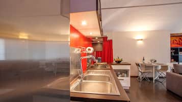 Frigorifero, microonde, forno, piano cottura