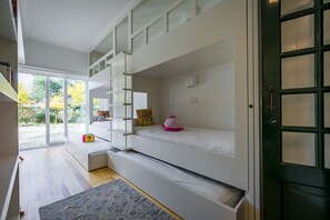 4 室のベッドルーム、アイロン / アイロン台、WiFi (無料)、ベッドシーツ