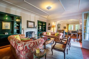 TV, fireplace, DVD player