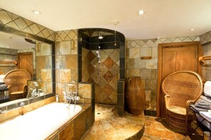 Tina con regadera, secadora de cabello, bidet, toallas