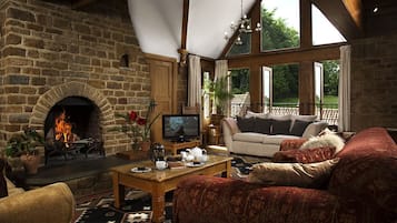 Smart-TV, DVD-Player, Tischtennisplatte, Bücher