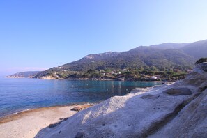 En la playa y camastros