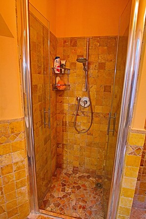 Een douche, een haardroger, handdoeken