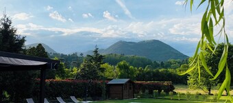 Villa Sissi e la sua piscina  immerse nel verde  per un completo relax 