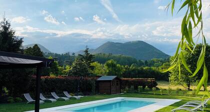 Villa Sissi ja sen uima-allas, jota ympäröi vehreys täydelliseen rentoutumiseen