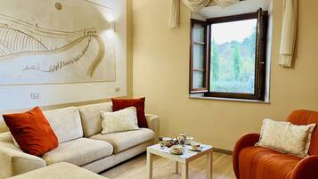 TV, caminetto, lettore DVD