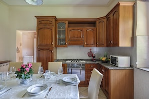 Frigorifero, microonde, forno, piano cottura
