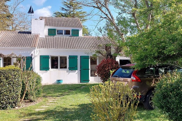 House and garden at front