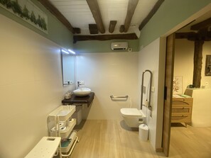 Shower, hair dryer, towels, soap - Lizardi rural loft for 3 people (Aia)