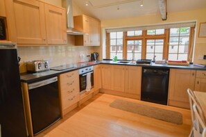 Private kitchen - The Cotswold Manor Cottage, Exclusive Hot Tub, Games Barn, 70 acres of Parkland (Bampton)